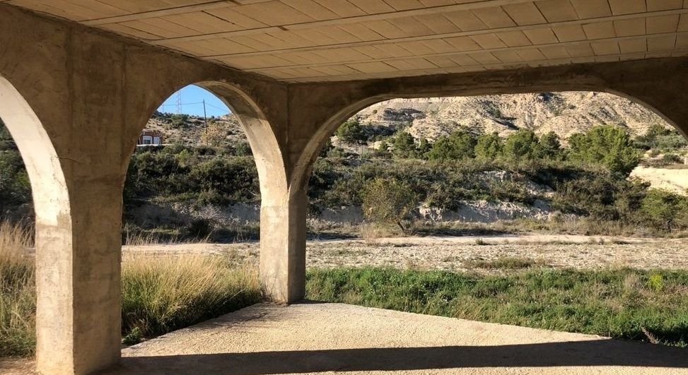 Finca mit einem Grundstück von 17.000 m² und einer Villa zur Fertigstellung von ca. 500 m² in einer sehr schönen Landschaft!