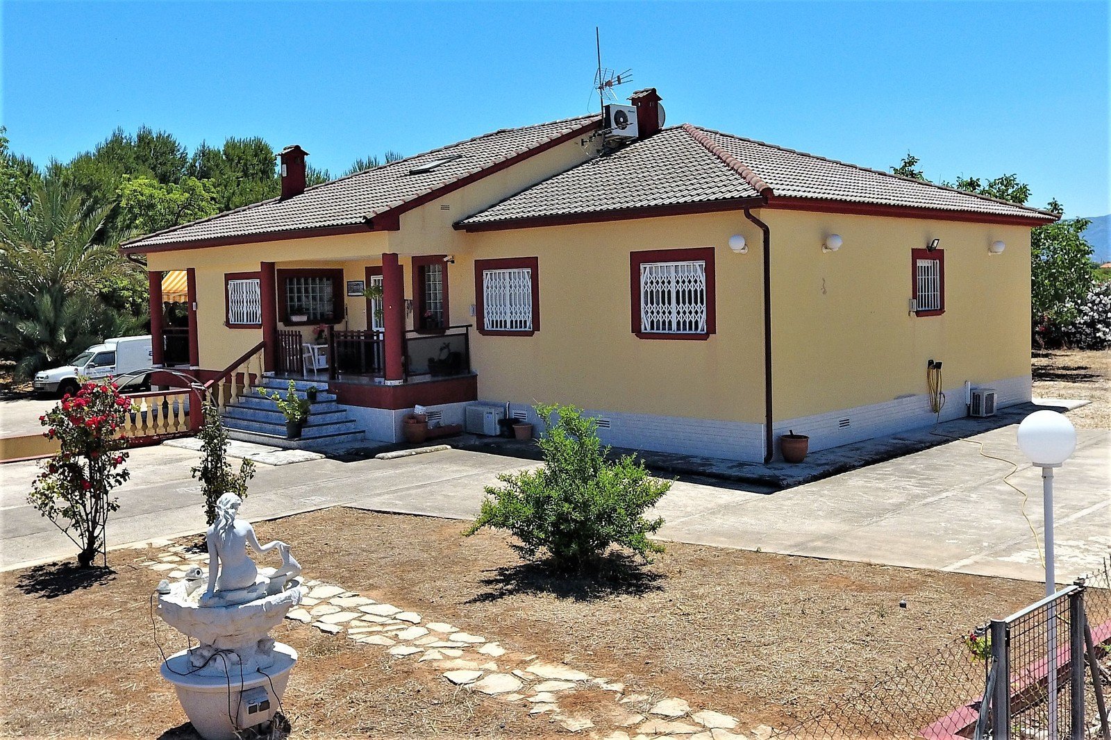 Villa mit 4 Schlafzimmern und großem Pool, auf einem großzügigen Grundstück ohne Stromleitungen und in unmittelbarer Nähe zum Strand