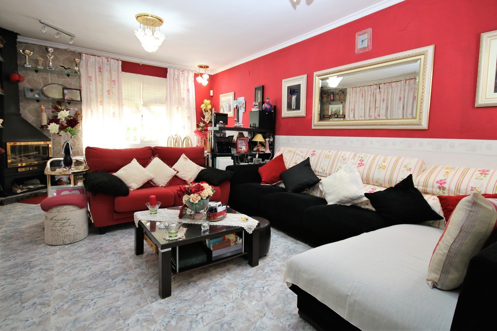 Villa mit 4 Schlafzimmern und großem Pool, auf einem großzügigen Grundstück ohne Stromleitungen und in unmittelbarer Nähe zum Strand