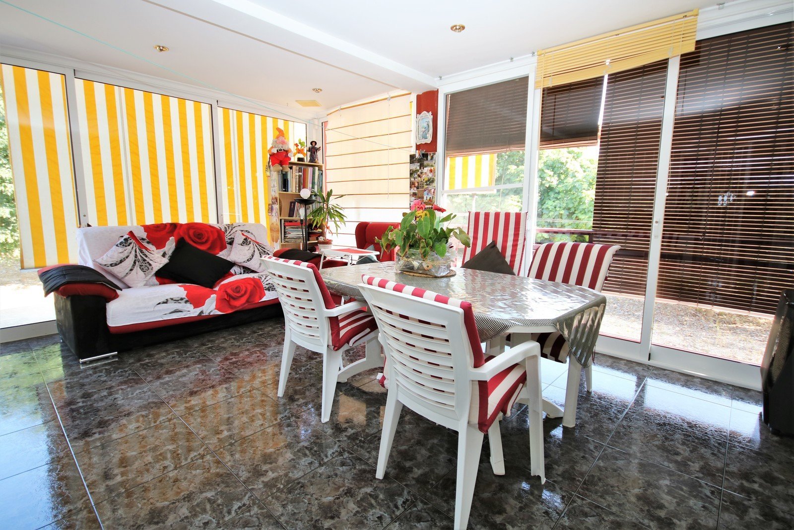 Villa mit 4 Schlafzimmern und großem Pool, auf einem großzügigen Grundstück ohne Stromleitungen und in unmittelbarer Nähe zum Strand