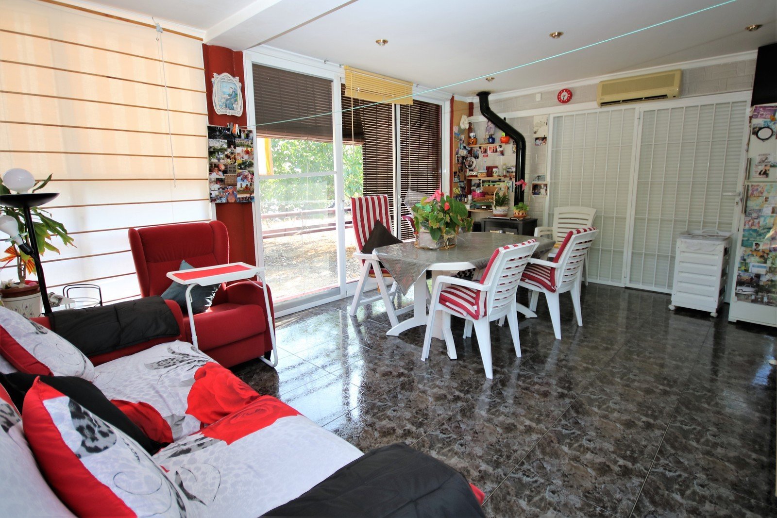 Villa mit 4 Schlafzimmern und großem Pool, auf einem großzügigen Grundstück ohne Stromleitungen und in unmittelbarer Nähe zum Strand