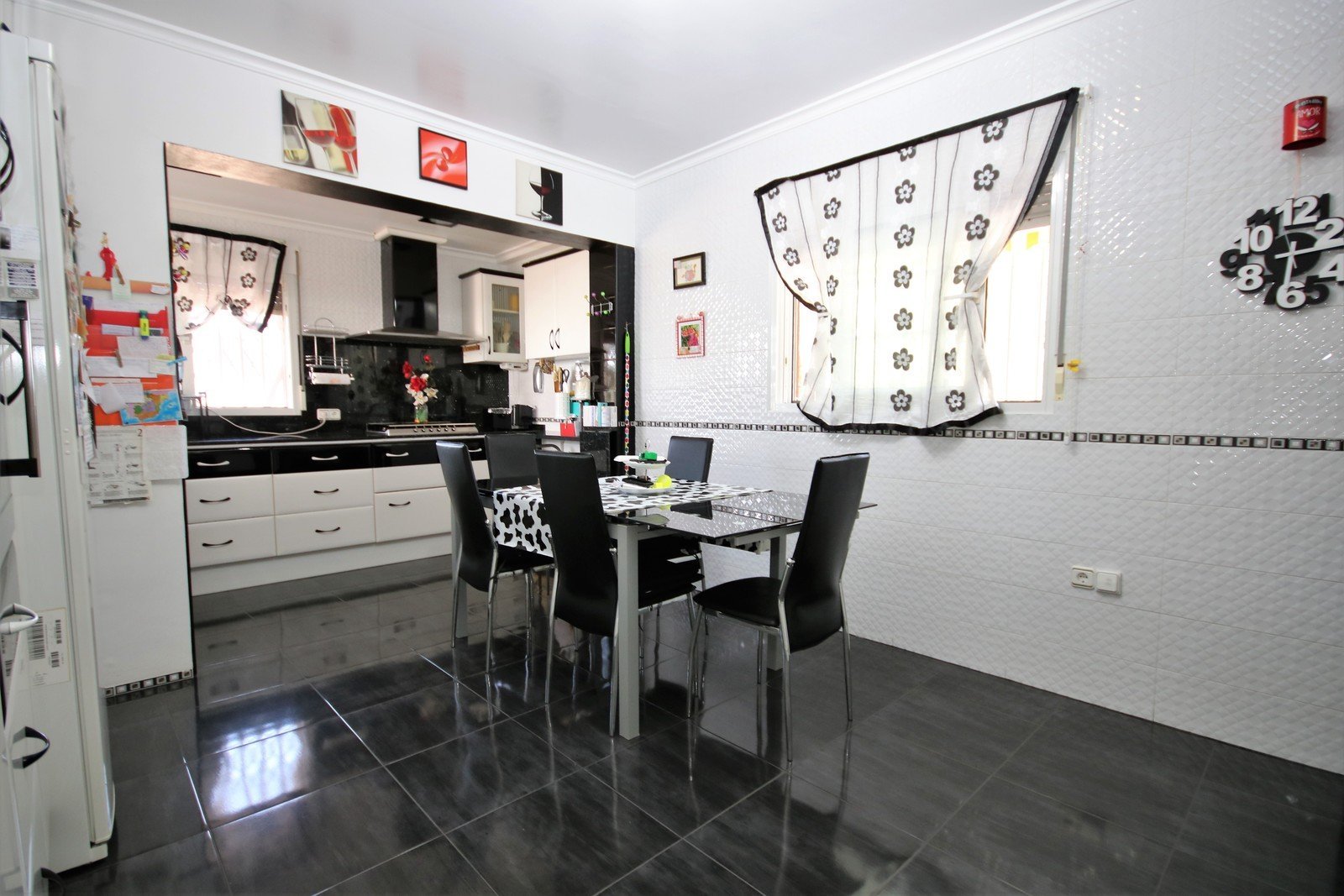 Villa mit 4 Schlafzimmern und großem Pool, auf einem großzügigen Grundstück ohne Stromleitungen und in unmittelbarer Nähe zum Strand