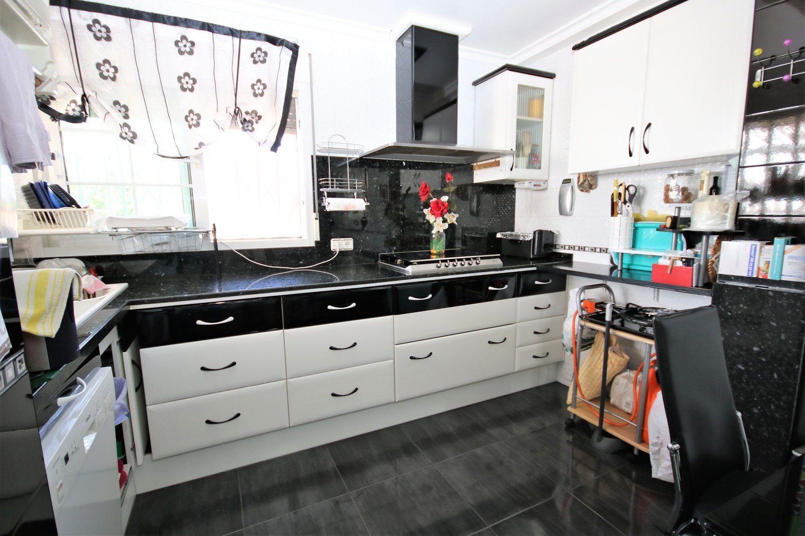 Villa mit 4 Schlafzimmern und großem Pool, auf einem großzügigen Grundstück ohne Stromleitungen und in unmittelbarer Nähe zum Strand