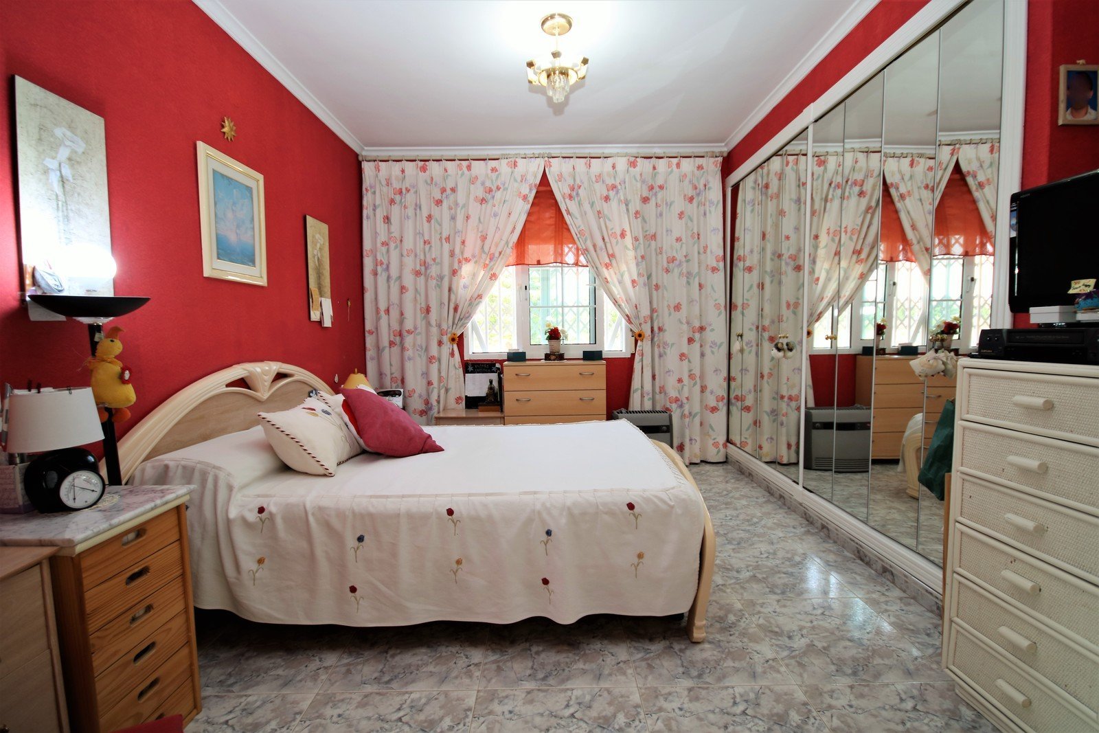 Villa mit 4 Schlafzimmern und großem Pool, auf einem großzügigen Grundstück ohne Stromleitungen und in unmittelbarer Nähe zum Strand