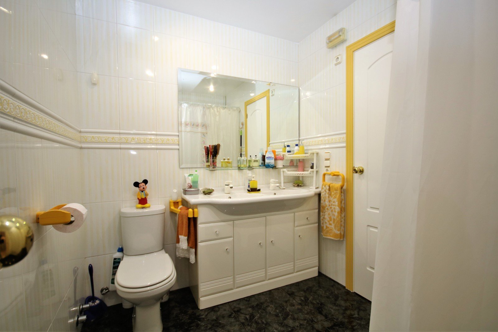 Villa mit 4 Schlafzimmern und großem Pool, auf einem großzügigen Grundstück ohne Stromleitungen und in unmittelbarer Nähe zum Strand