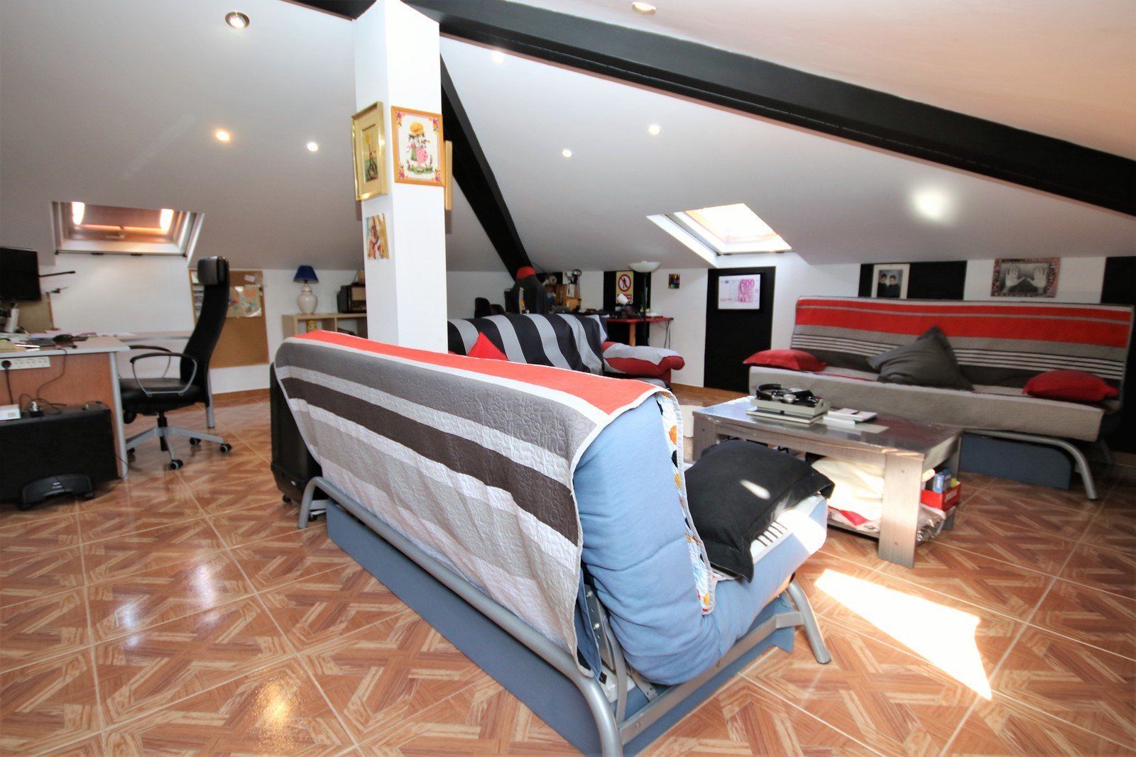 Villa mit 4 Schlafzimmern und großem Pool, auf einem großzügigen Grundstück ohne Stromleitungen und in unmittelbarer Nähe zum Strand