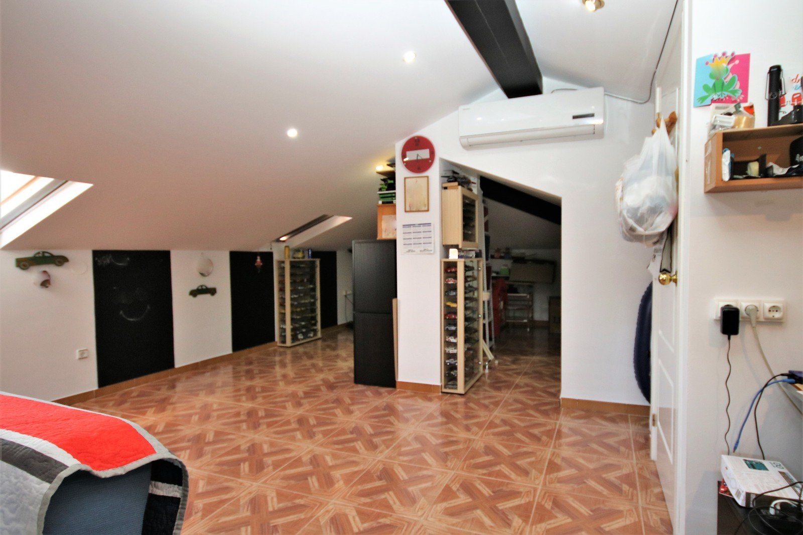 Villa mit 4 Schlafzimmern und großem Pool, auf einem großzügigen Grundstück ohne Stromleitungen und in unmittelbarer Nähe zum Strand