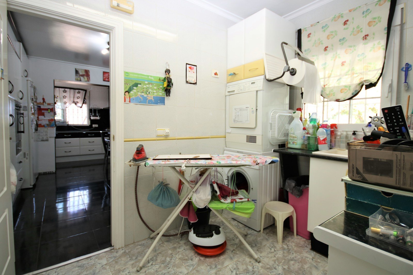 Villa mit 4 Schlafzimmern und großem Pool, auf einem großzügigen Grundstück ohne Stromleitungen und in unmittelbarer Nähe zum Strand