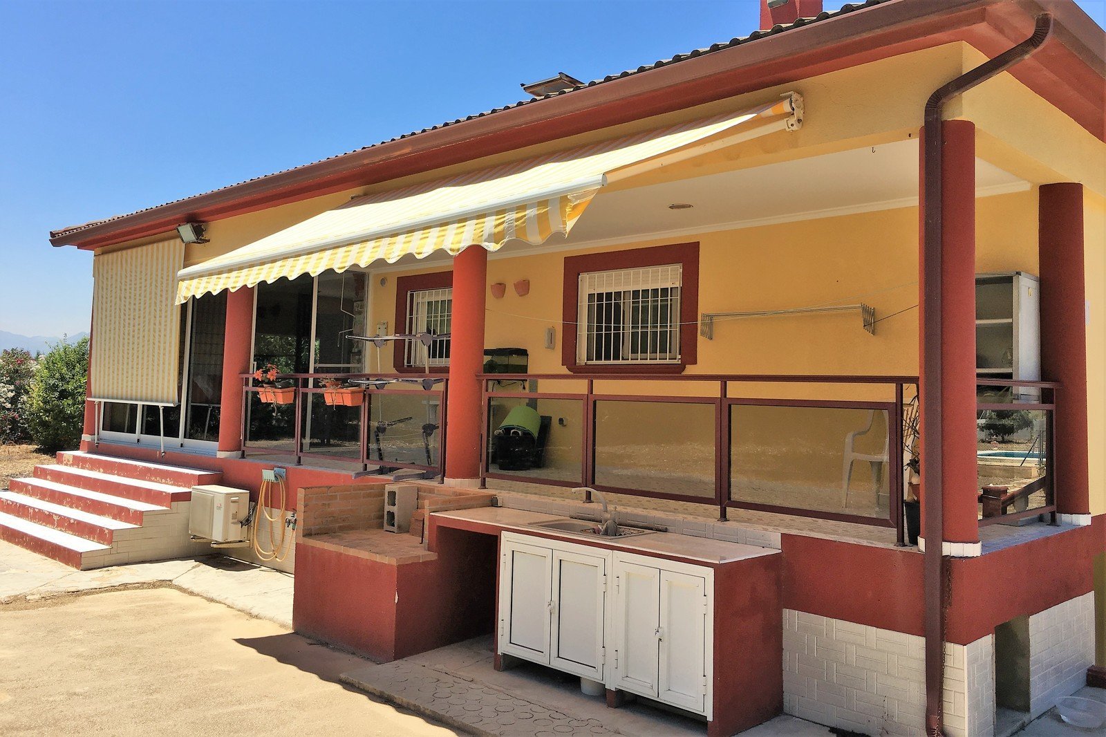 Villa mit 4 Schlafzimmern und großem Pool, auf einem großzügigen Grundstück ohne Stromleitungen und in unmittelbarer Nähe zum Strand