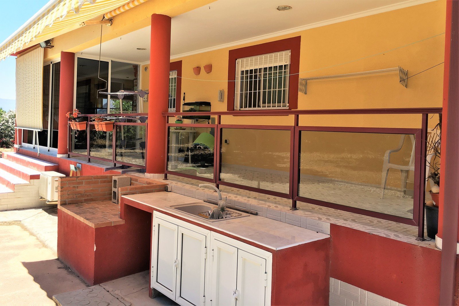 Villa mit 4 Schlafzimmern und großem Pool, auf einem großzügigen Grundstück ohne Stromleitungen und in unmittelbarer Nähe zum Strand