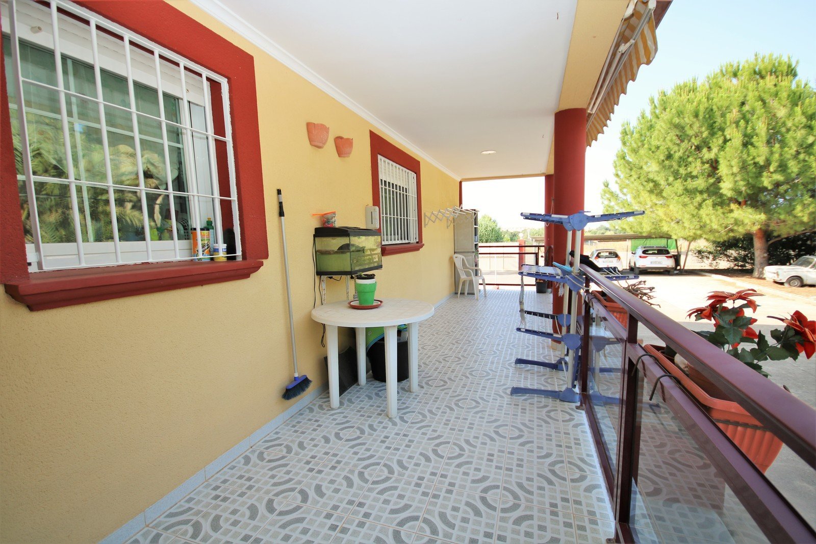 Villa mit 4 Schlafzimmern und großem Pool, auf einem großzügigen Grundstück ohne Stromleitungen und in unmittelbarer Nähe zum Strand