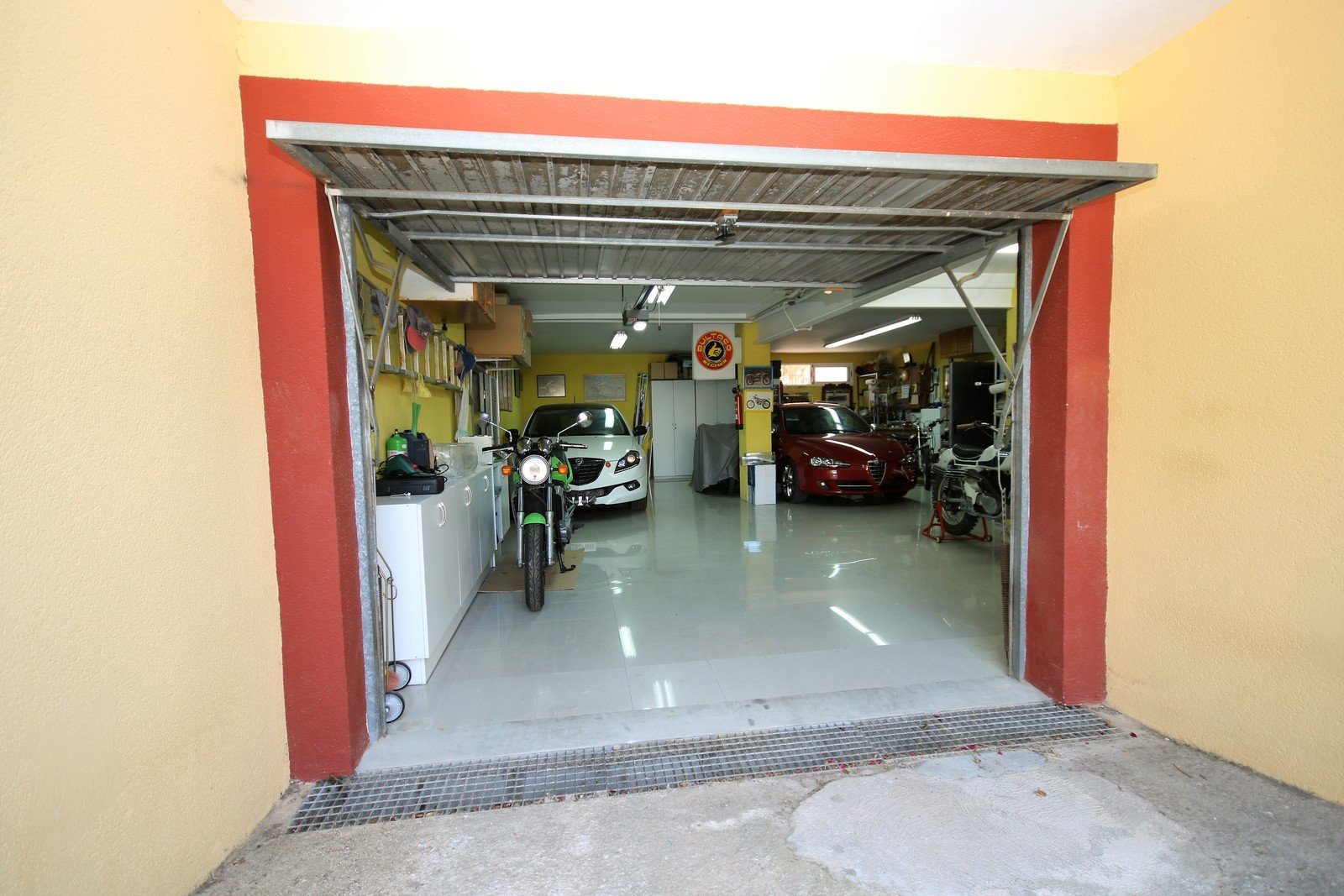 Villa mit 4 Schlafzimmern und großem Pool, auf einem großzügigen Grundstück ohne Stromleitungen und in unmittelbarer Nähe zum Strand