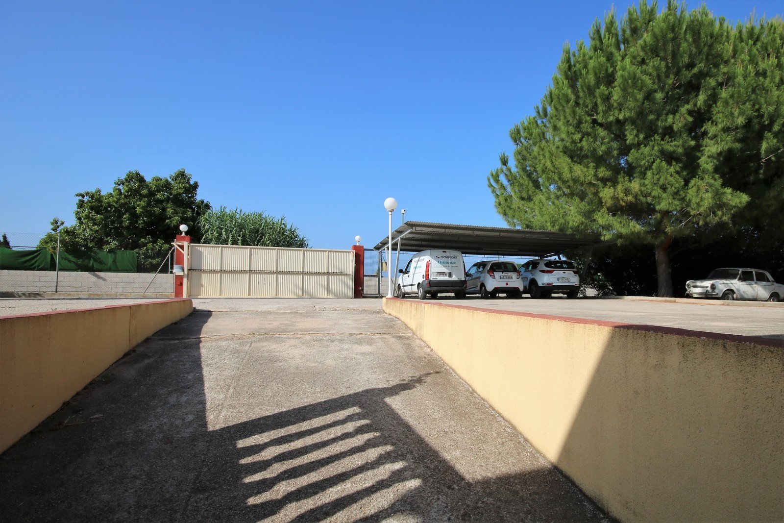 Villa mit 4 Schlafzimmern und großem Pool, auf einem großzügigen Grundstück ohne Stromleitungen und in unmittelbarer Nähe zum Strand