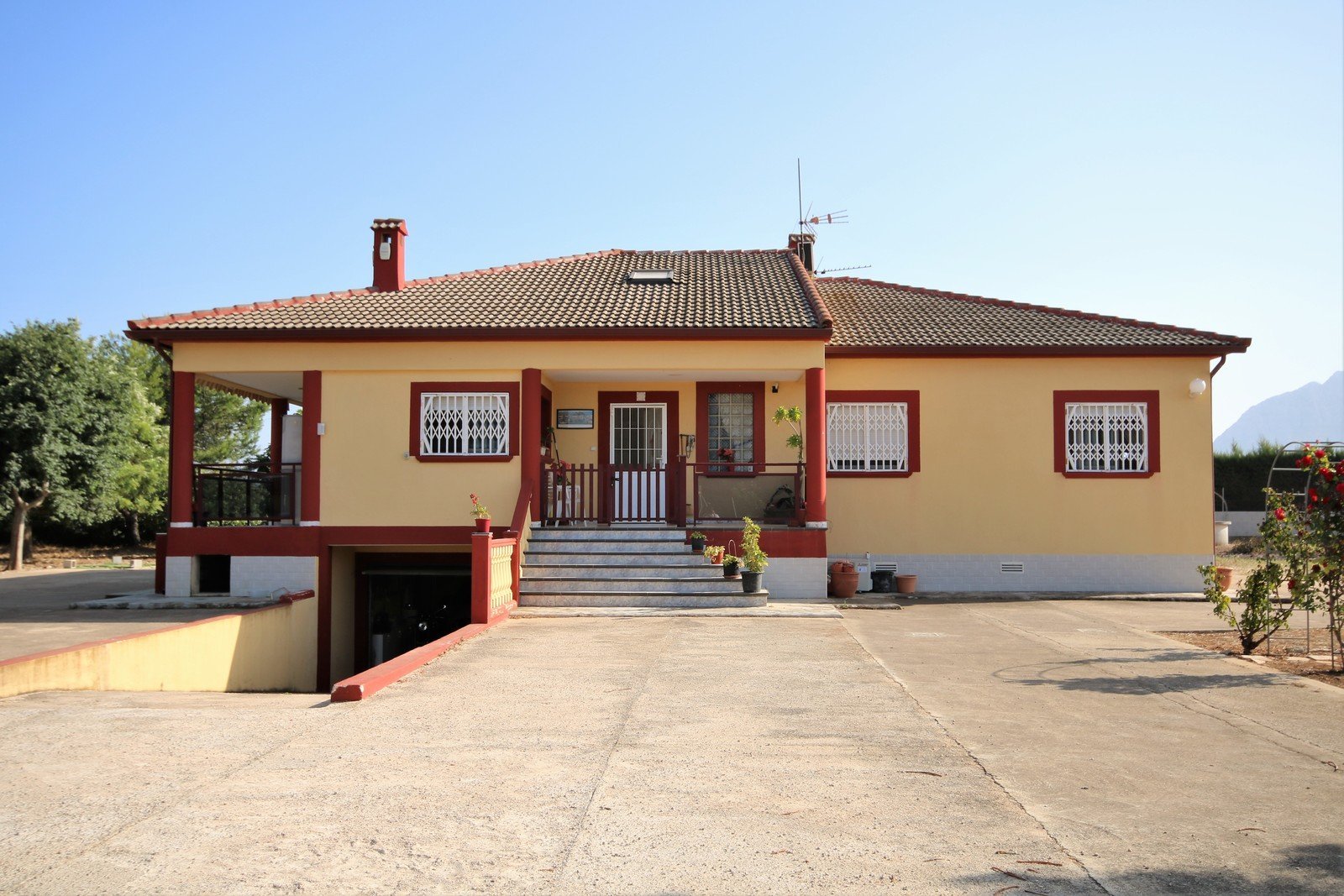 Villa mit 4 Schlafzimmern und großem Pool, auf einem großzügigen Grundstück ohne Stromleitungen und in unmittelbarer Nähe zum Strand