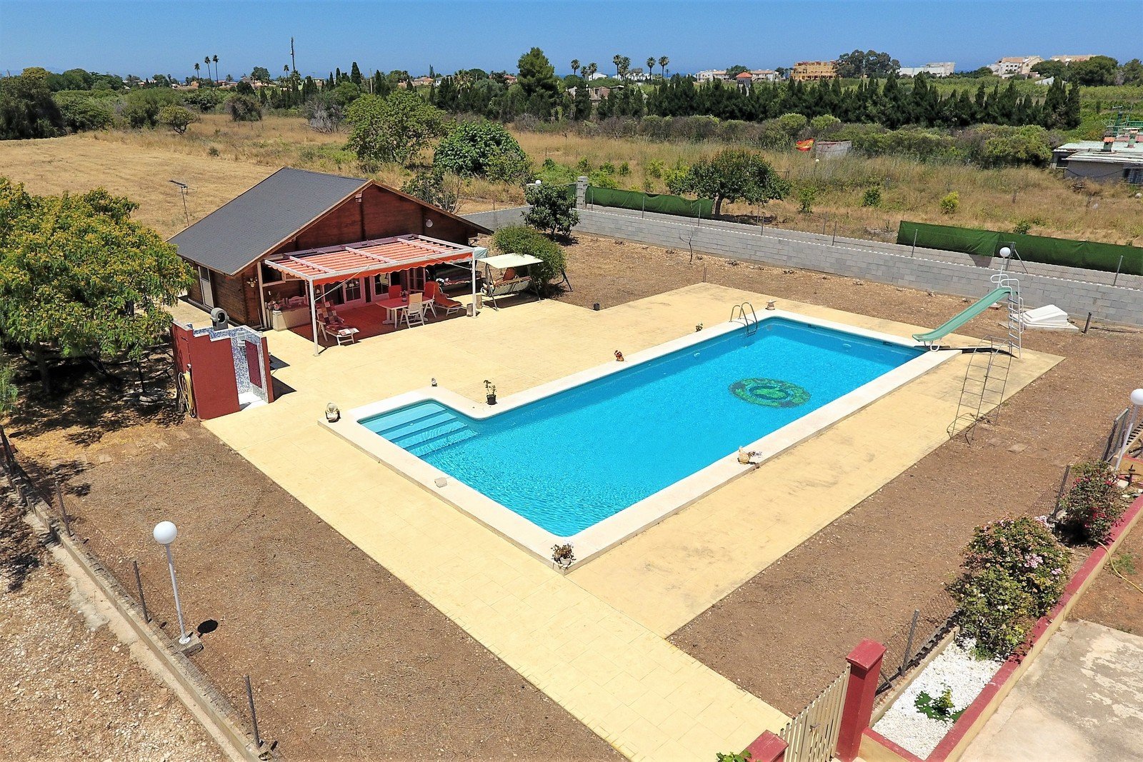 Villa mit 4 Schlafzimmern und großem Pool, auf einem großzügigen Grundstück ohne Stromleitungen und in unmittelbarer Nähe zum Strand