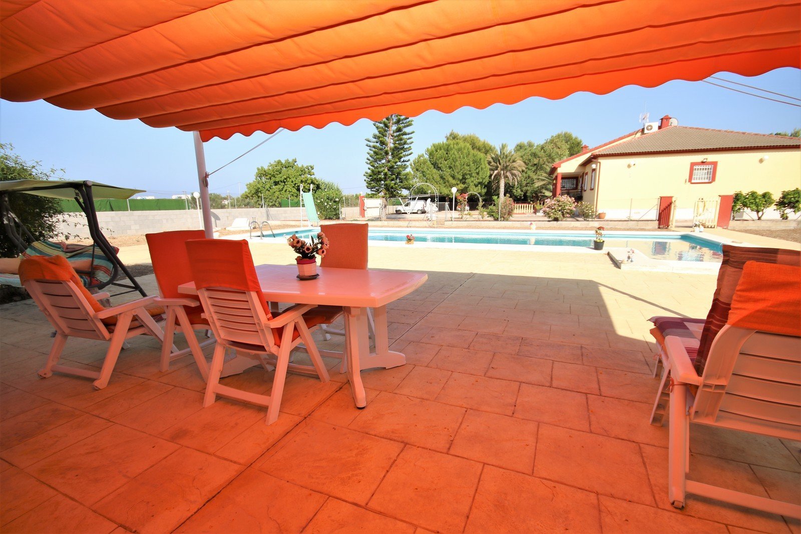 Villa mit 4 Schlafzimmern und großem Pool, auf einem großzügigen Grundstück ohne Stromleitungen und in unmittelbarer Nähe zum Strand