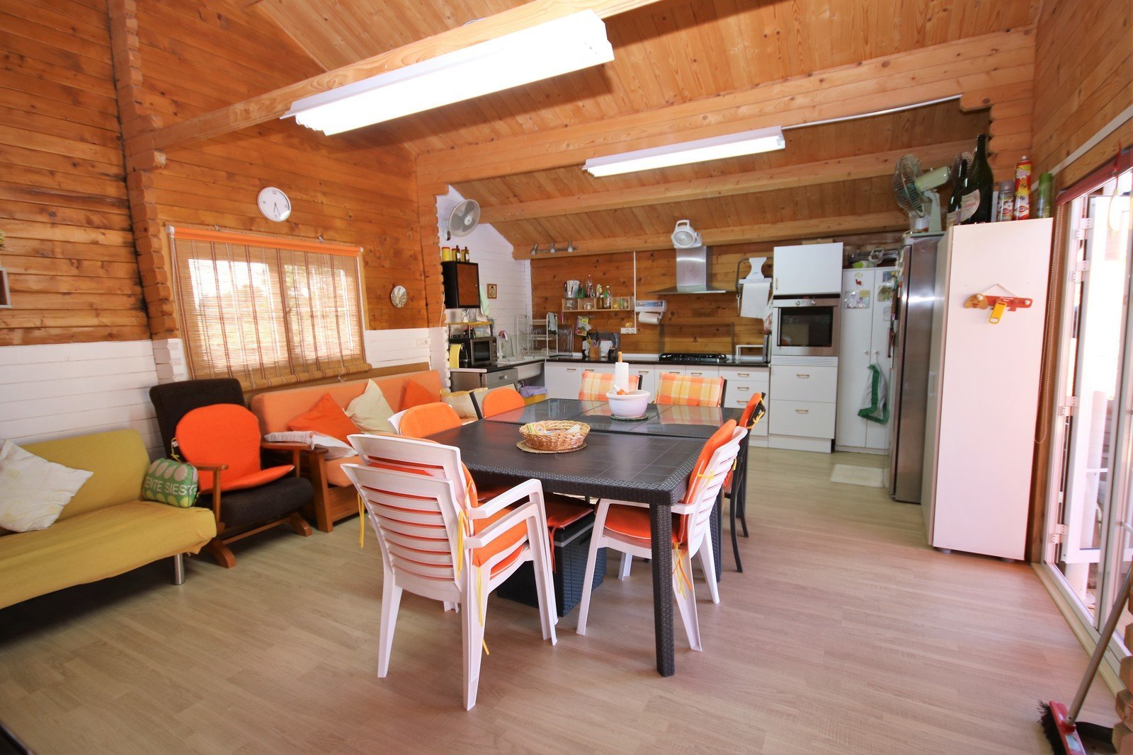 Villa mit 4 Schlafzimmern und großem Pool, auf einem großzügigen Grundstück ohne Stromleitungen und in unmittelbarer Nähe zum Strand