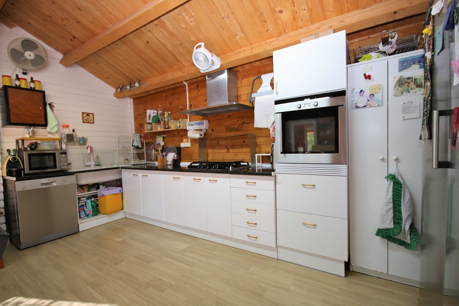 Villa mit 4 Schlafzimmern und großem Pool, auf einem großzügigen Grundstück ohne Stromleitungen und in unmittelbarer Nähe zum Strand