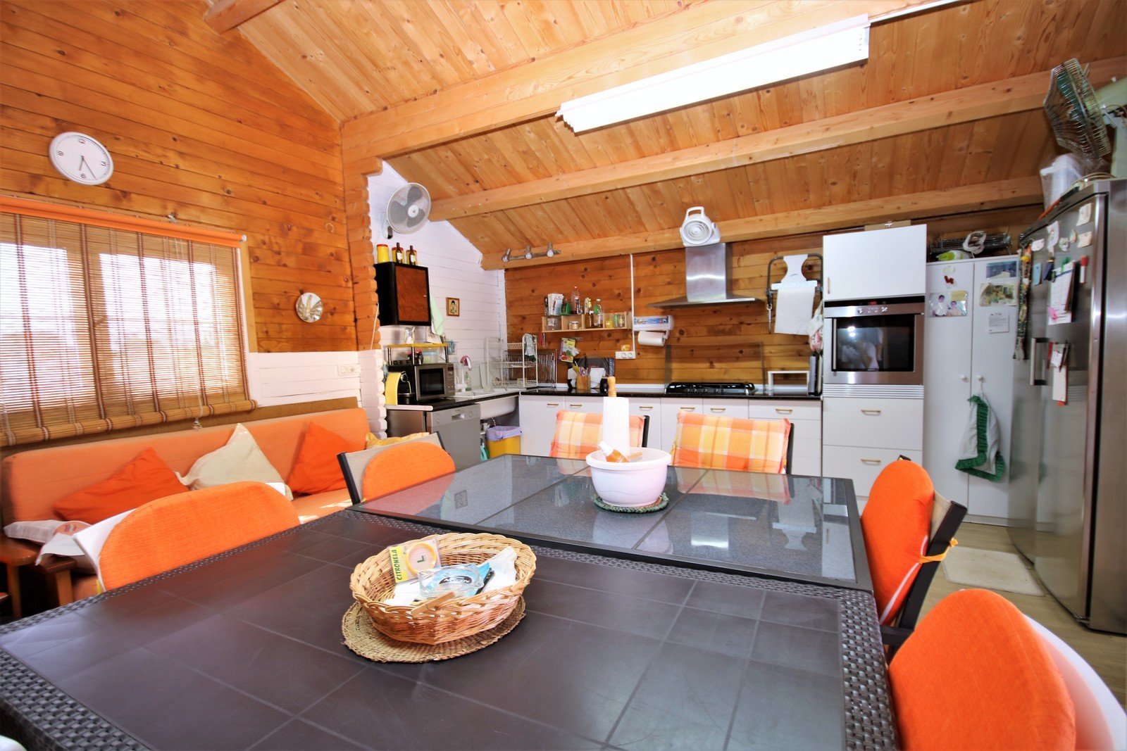 Villa mit 4 Schlafzimmern und großem Pool, auf einem großzügigen Grundstück ohne Stromleitungen und in unmittelbarer Nähe zum Strand