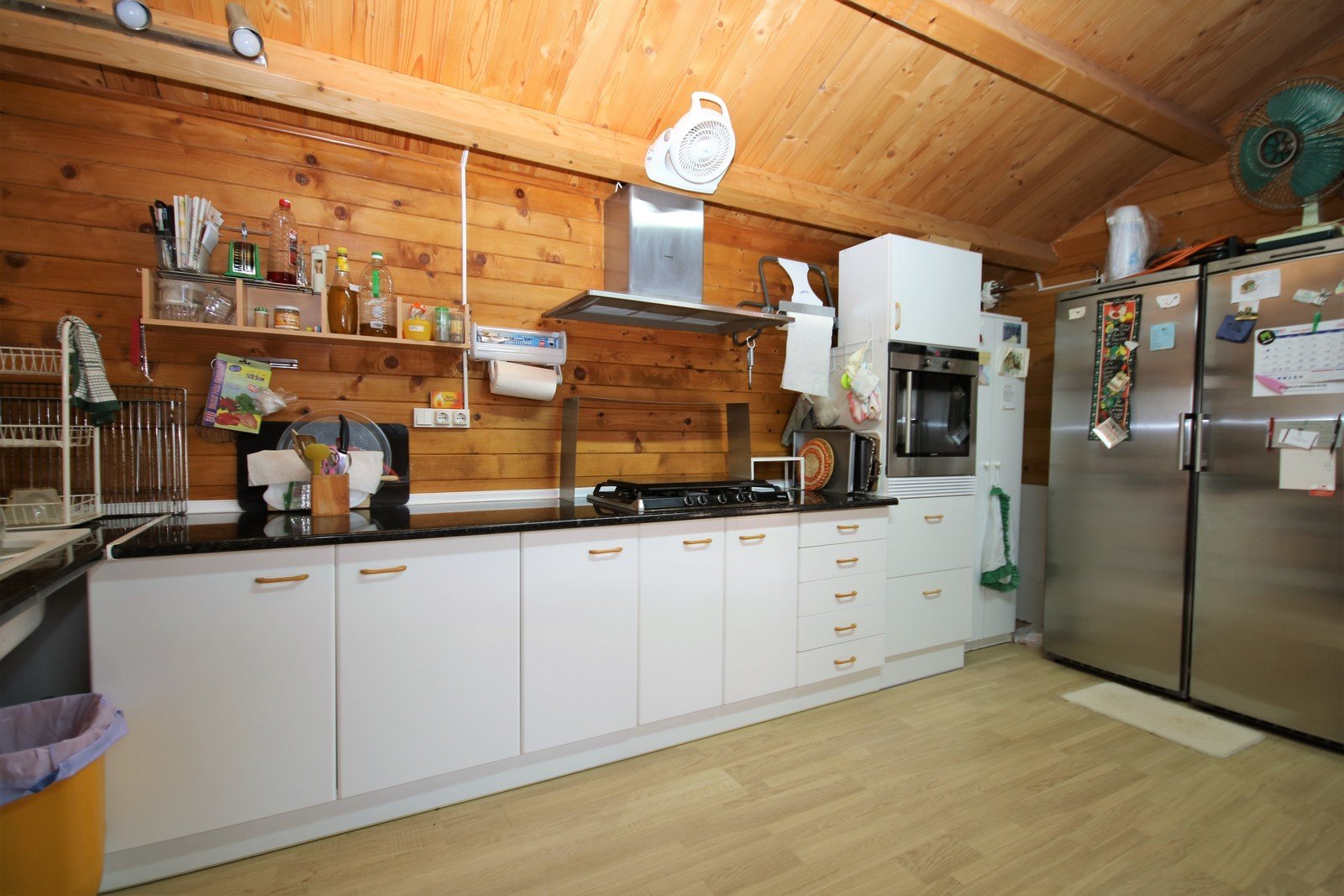 Villa mit 4 Schlafzimmern und großem Pool, auf einem großzügigen Grundstück ohne Stromleitungen und in unmittelbarer Nähe zum Strand