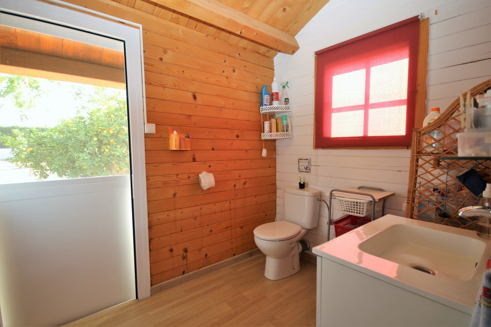 Villa mit 4 Schlafzimmern und großem Pool, auf einem großzügigen Grundstück ohne Stromleitungen und in unmittelbarer Nähe zum Strand