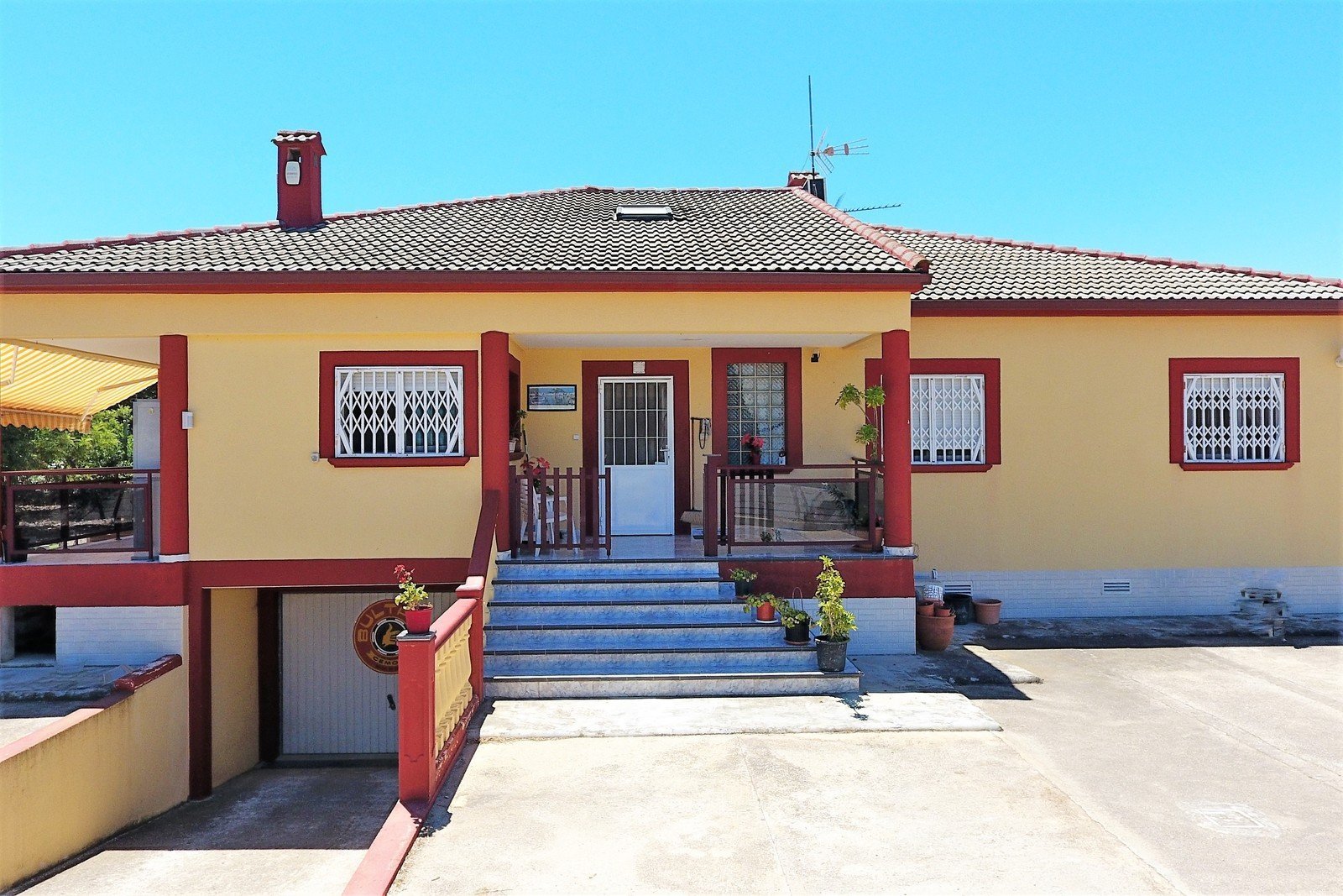 Villa mit 4 Schlafzimmern und großem Pool, auf einem großzügigen Grundstück ohne Stromleitungen und in unmittelbarer Nähe zum Strand