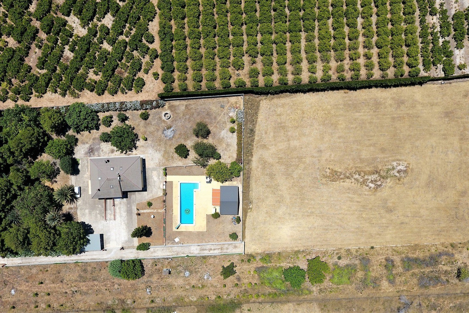 Villa mit 4 Schlafzimmern und großem Pool, auf einem großzügigen Grundstück ohne Stromleitungen und in unmittelbarer Nähe zum Strand