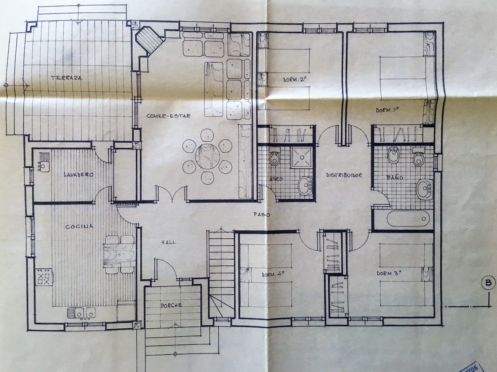 Villa mit 4 Schlafzimmern und großem Pool, auf einem großzügigen Grundstück ohne Stromleitungen und in unmittelbarer Nähe zum Strand