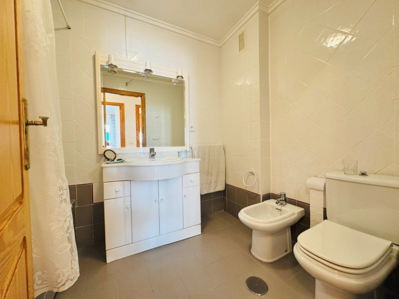 Appartement mit 4 Schlafzimmern und 2 Bädern in 1. Strandlinie