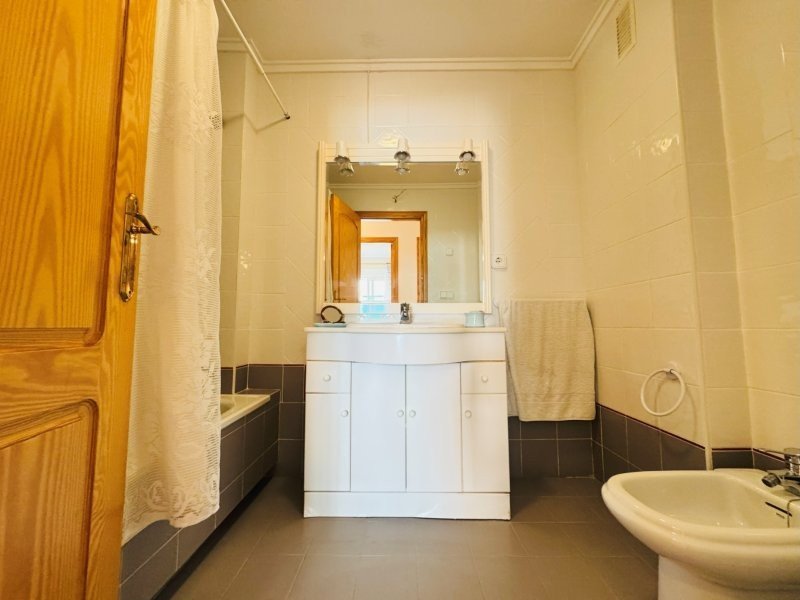 Appartement mit 4 Schlafzimmern und 2 Bädern in 1. Strandlinie