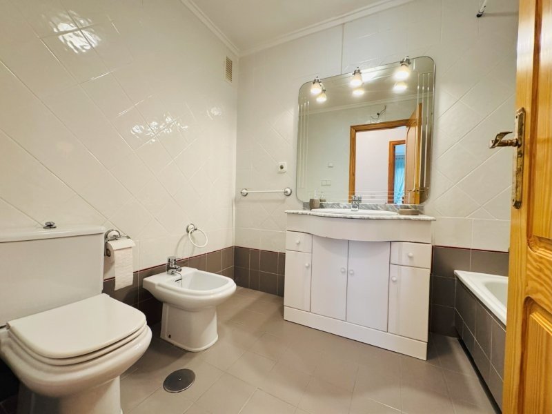 Appartement mit 4 Schlafzimmern und 2 Bädern in 1. Strandlinie