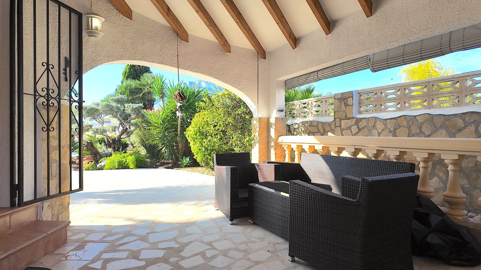 Top gepflegte Villa mit großem Eckgrundstück und separatem Turmappartement und vielen Extras