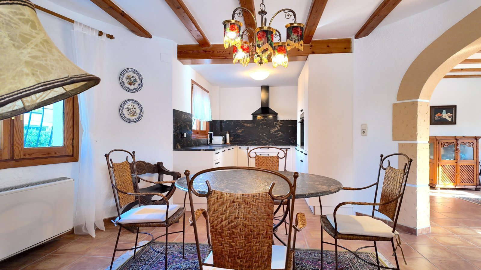 Top gepflegte Villa mit großem Eckgrundstück und separatem Turmappartement und vielen Extras