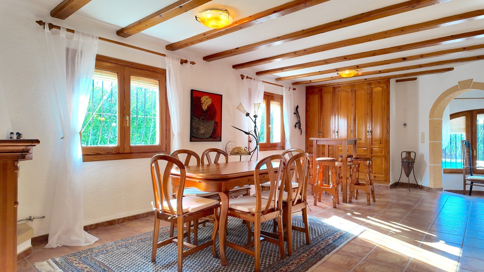 Top gepflegte Villa mit großem Eckgrundstück und separatem Turmappartement und vielen Extras