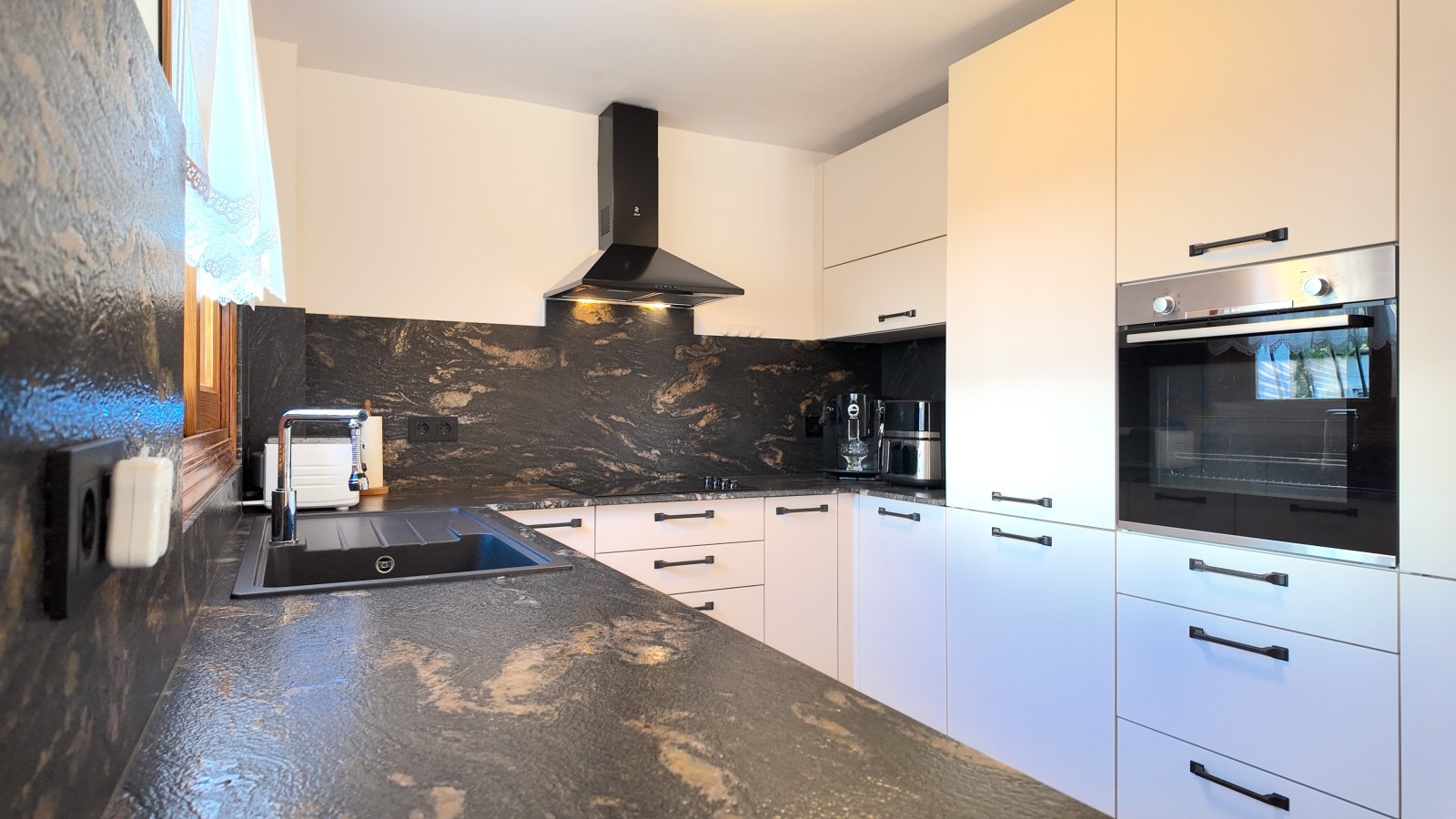 Top gepflegte Villa mit großem Eckgrundstück und separatem Turmappartement und vielen Extras