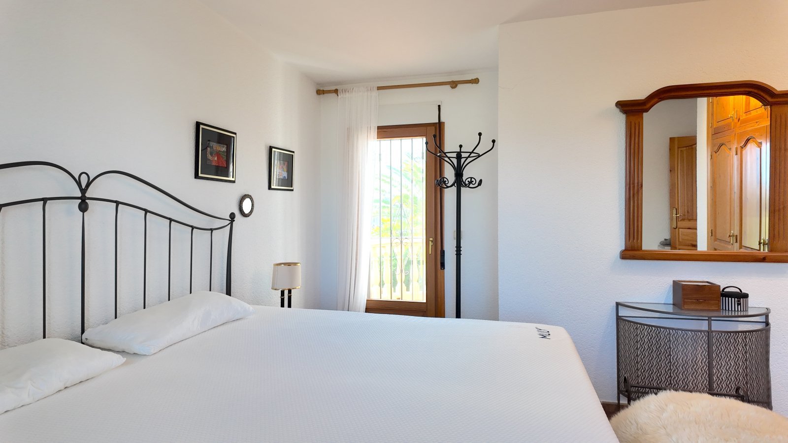 Top gepflegte Villa mit großem Eckgrundstück und separatem Turmappartement und vielen Extras