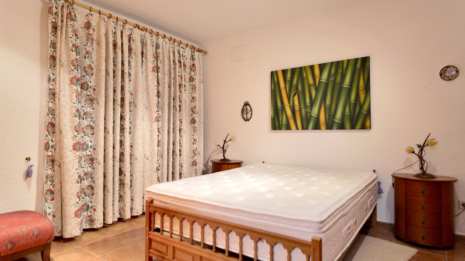 Top gepflegte Villa mit großem Eckgrundstück und separatem Turmappartement und vielen Extras