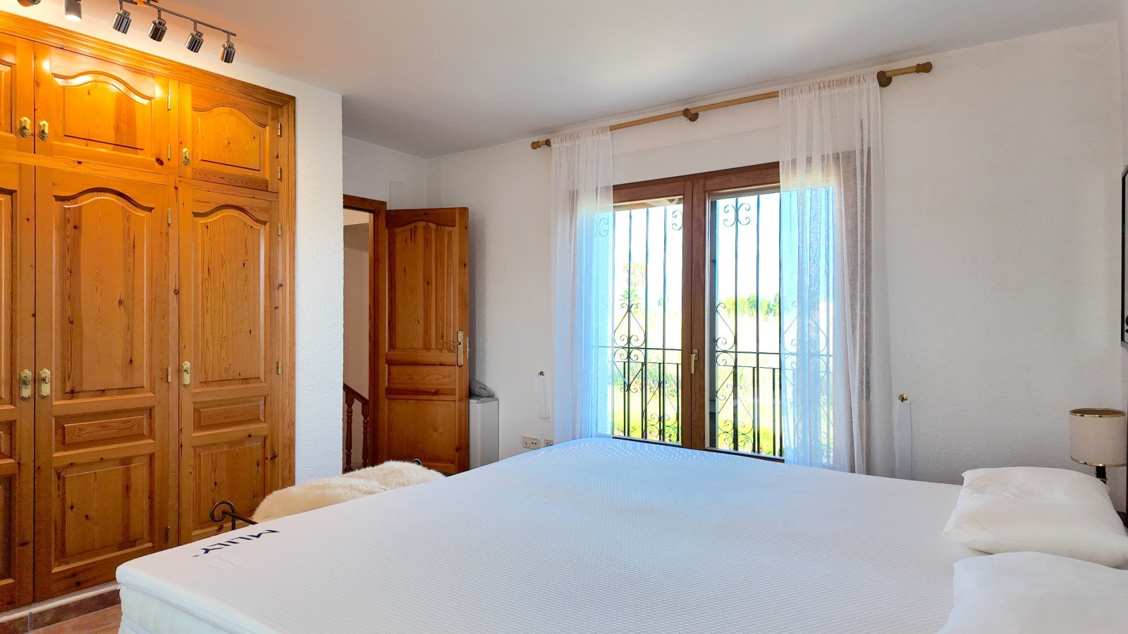 Top gepflegte Villa mit großem Eckgrundstück und separatem Turmappartement und vielen Extras