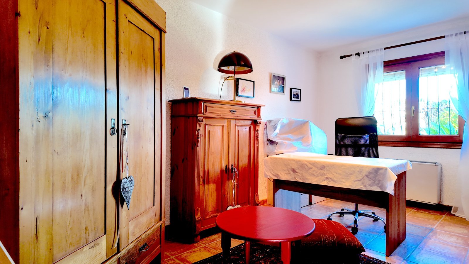 Top gepflegte Villa mit großem Eckgrundstück und separatem Turmappartement und vielen Extras