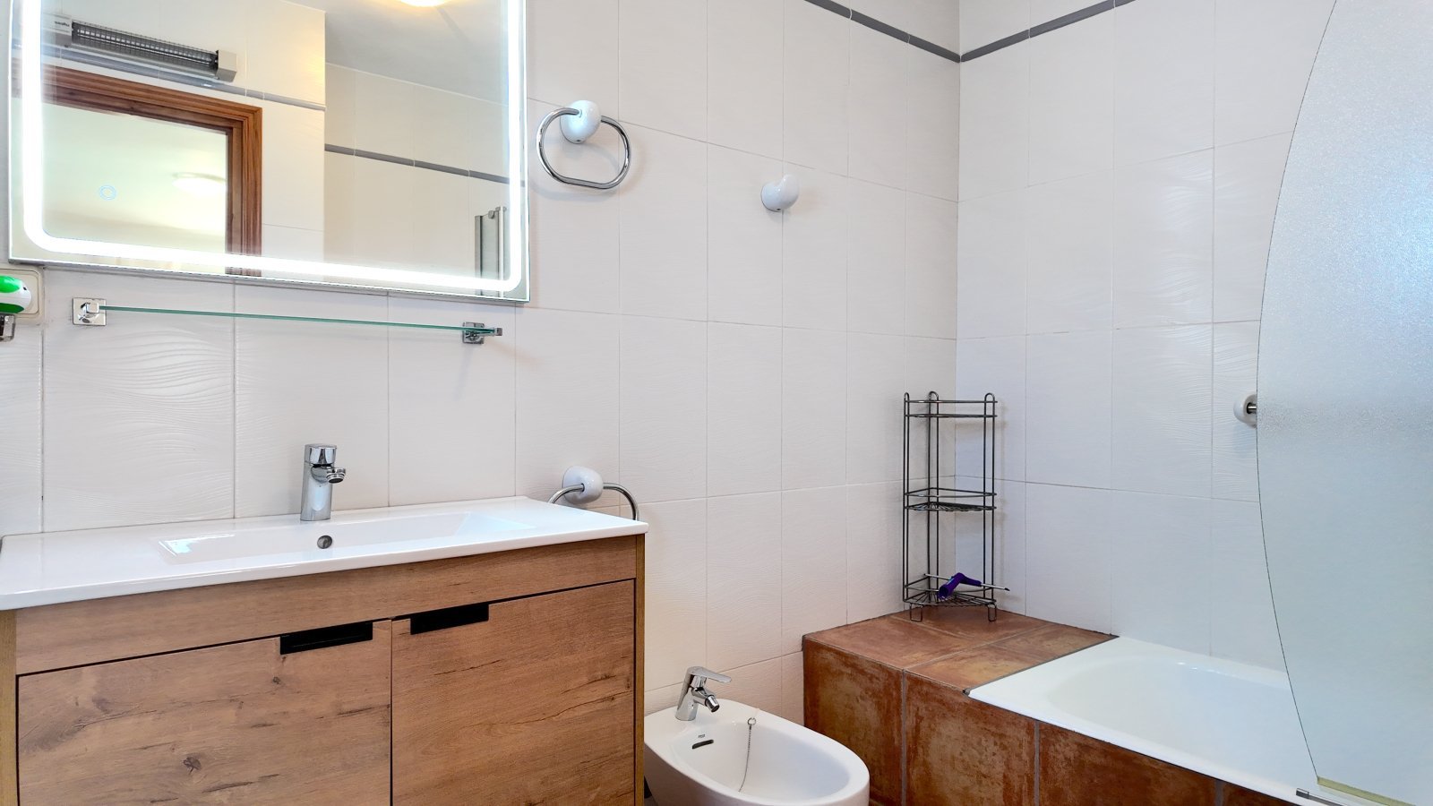 Top gepflegte Villa mit großem Eckgrundstück und separatem Turmappartement und vielen Extras