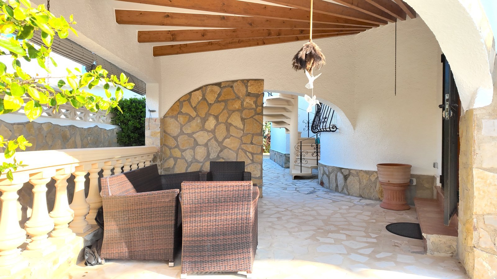 Top gepflegte Villa mit großem Eckgrundstück und separatem Turmappartement und vielen Extras