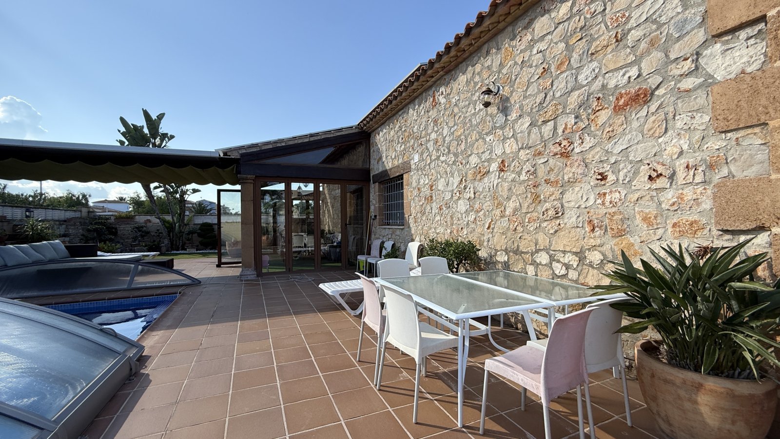 Exklusive Villa im mediterranen Stil, die Luxus, Energieeffizienz und hochwertige Materialien vereint