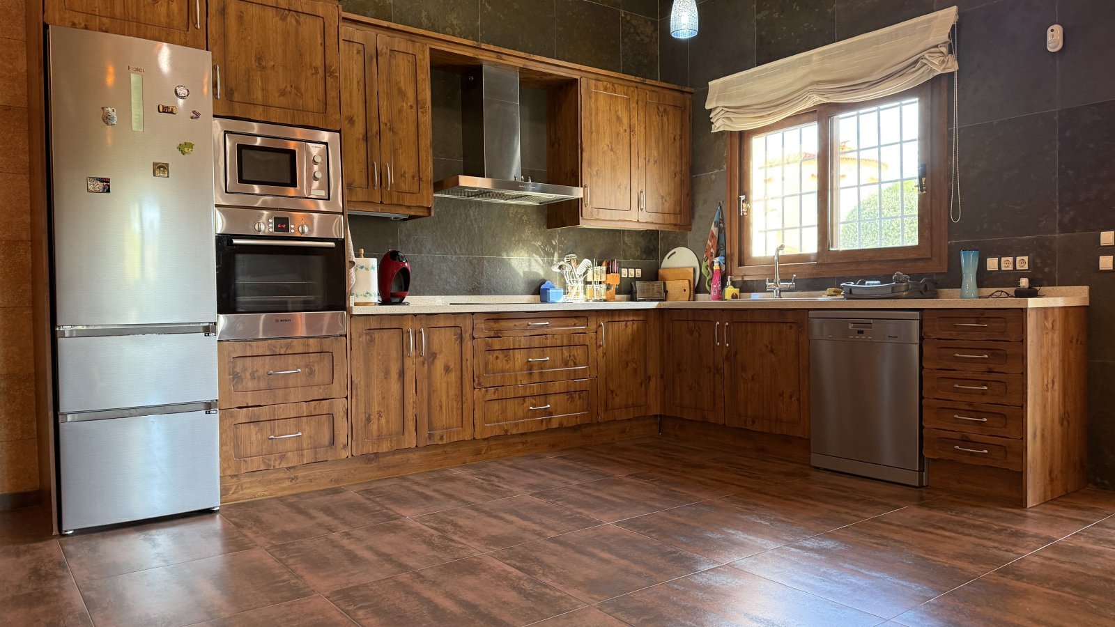 Exklusive Villa im mediterranen Stil, die Luxus, Energieeffizienz und hochwertige Materialien vereint