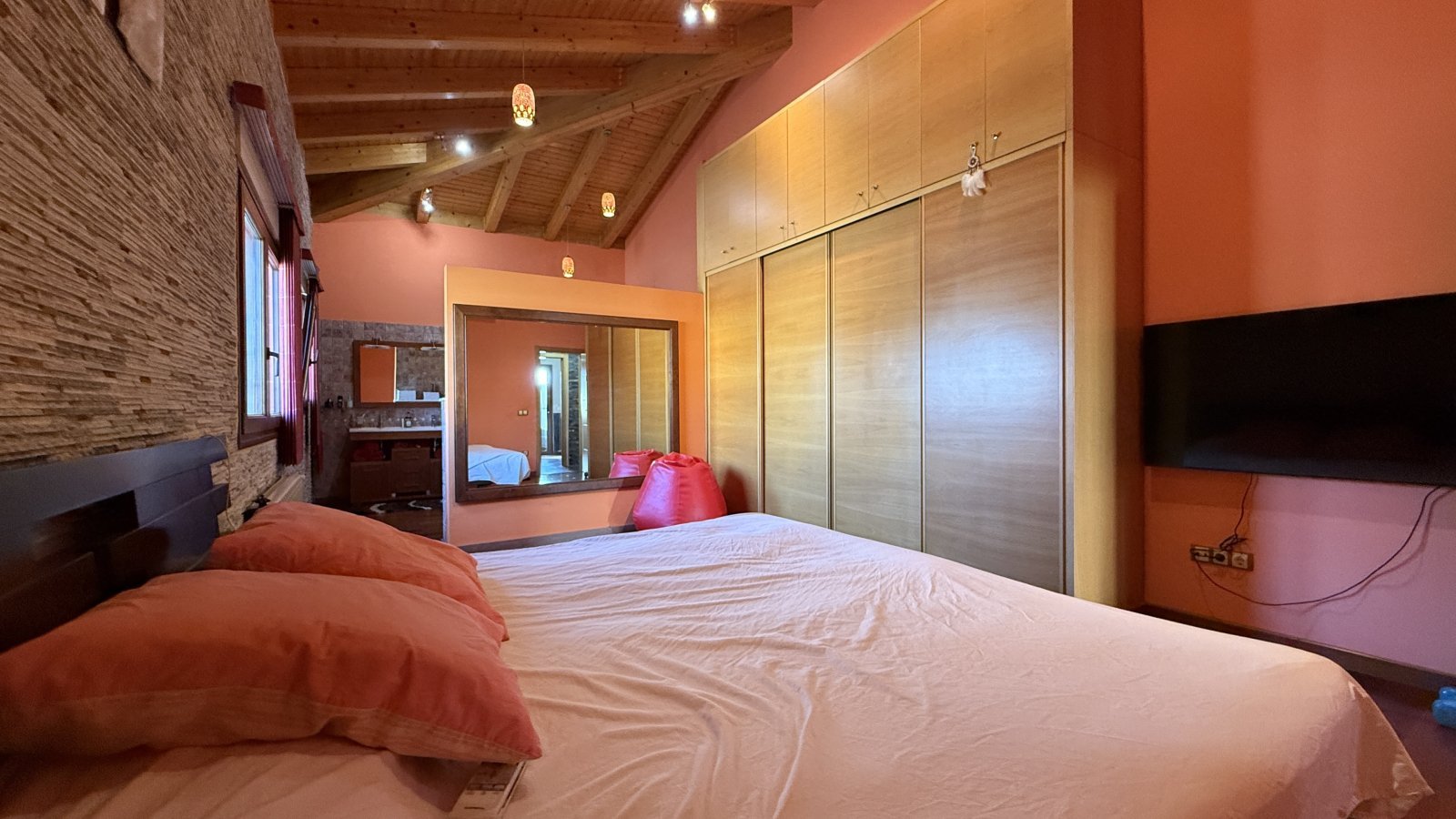 Exklusive Villa im mediterranen Stil, die Luxus, Energieeffizienz und hochwertige Materialien vereint