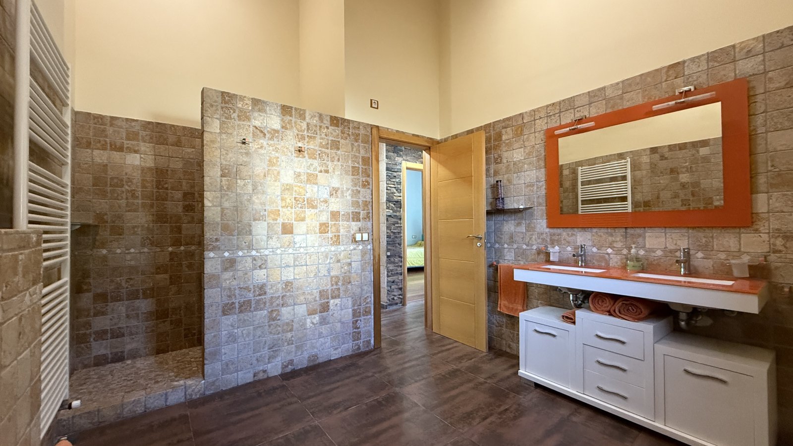 Exklusive Villa im mediterranen Stil, die Luxus, Energieeffizienz und hochwertige Materialien vereint