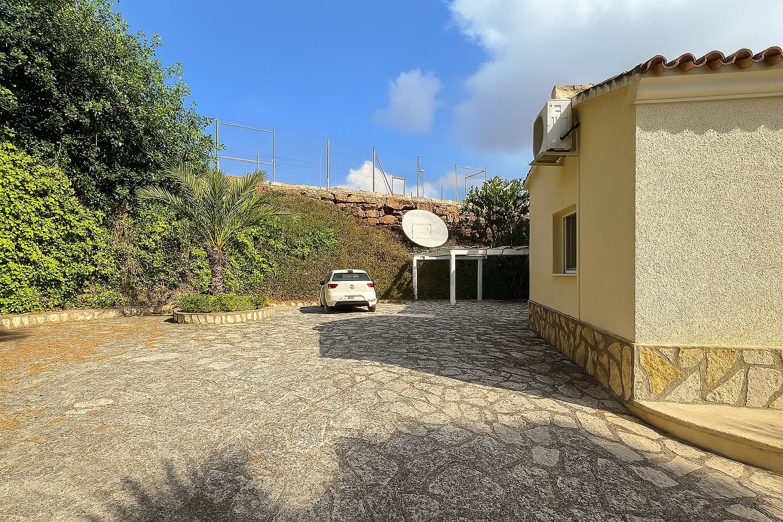 Villa in La Sella mit 4 Schlafzimmern, 4 Bädern, Touristenlizenz sowie Golf- und Meerblick