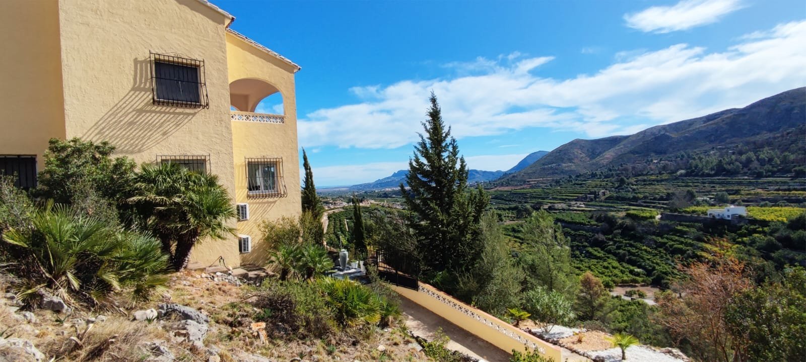 Adsubia: Freistehendes Haus mit 3 Schlafzimmern, 2 Bädern und fantastischem Ausblick, in 2023 renoviert  Adsubia: Freistehendes Haus mit 3 Schlafzimmern, 2 Bädern und fantastischem Ausblick, in 2023 renoviert