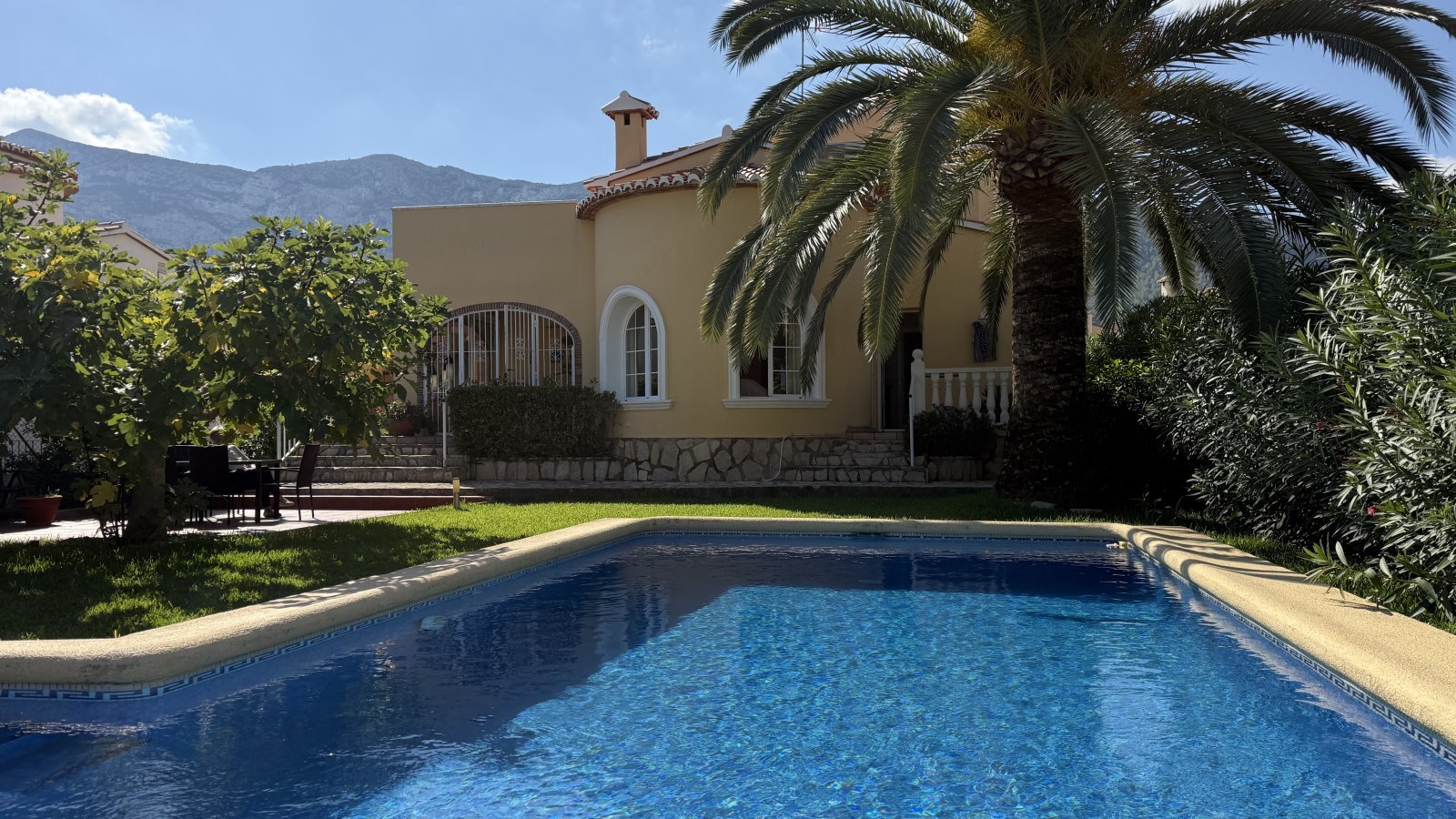 Investment: Einzigartige Villa in Dénia mit traumhaftem Garten, Pool, Heizung und Carport