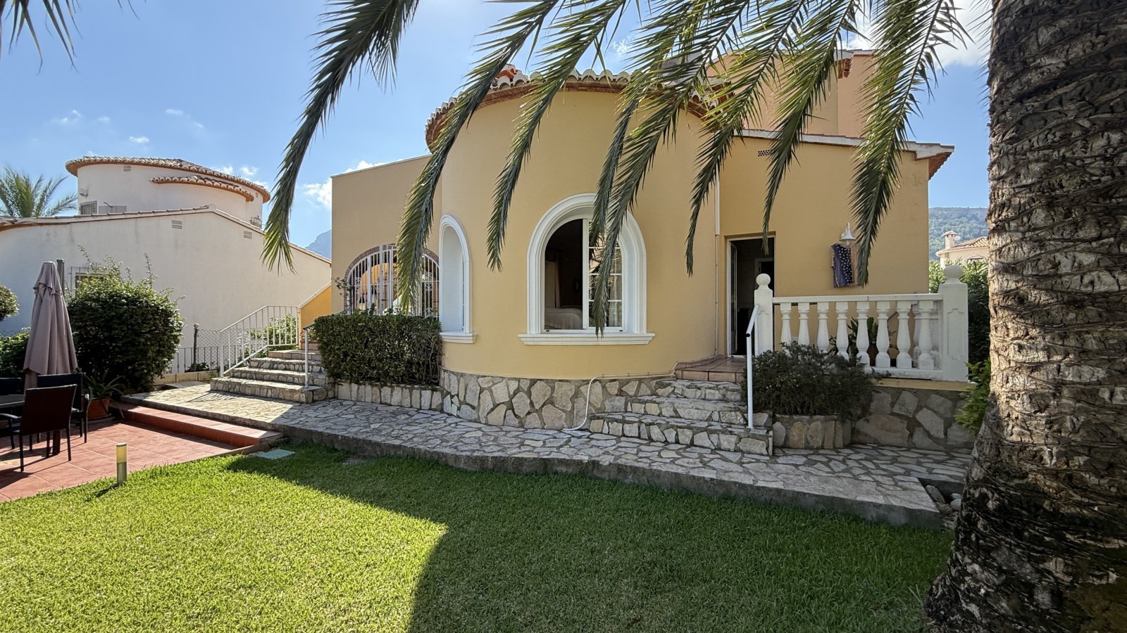 Investment: Einzigartige Villa in Dénia mit traumhaftem Garten, Pool, Heizung und Carport