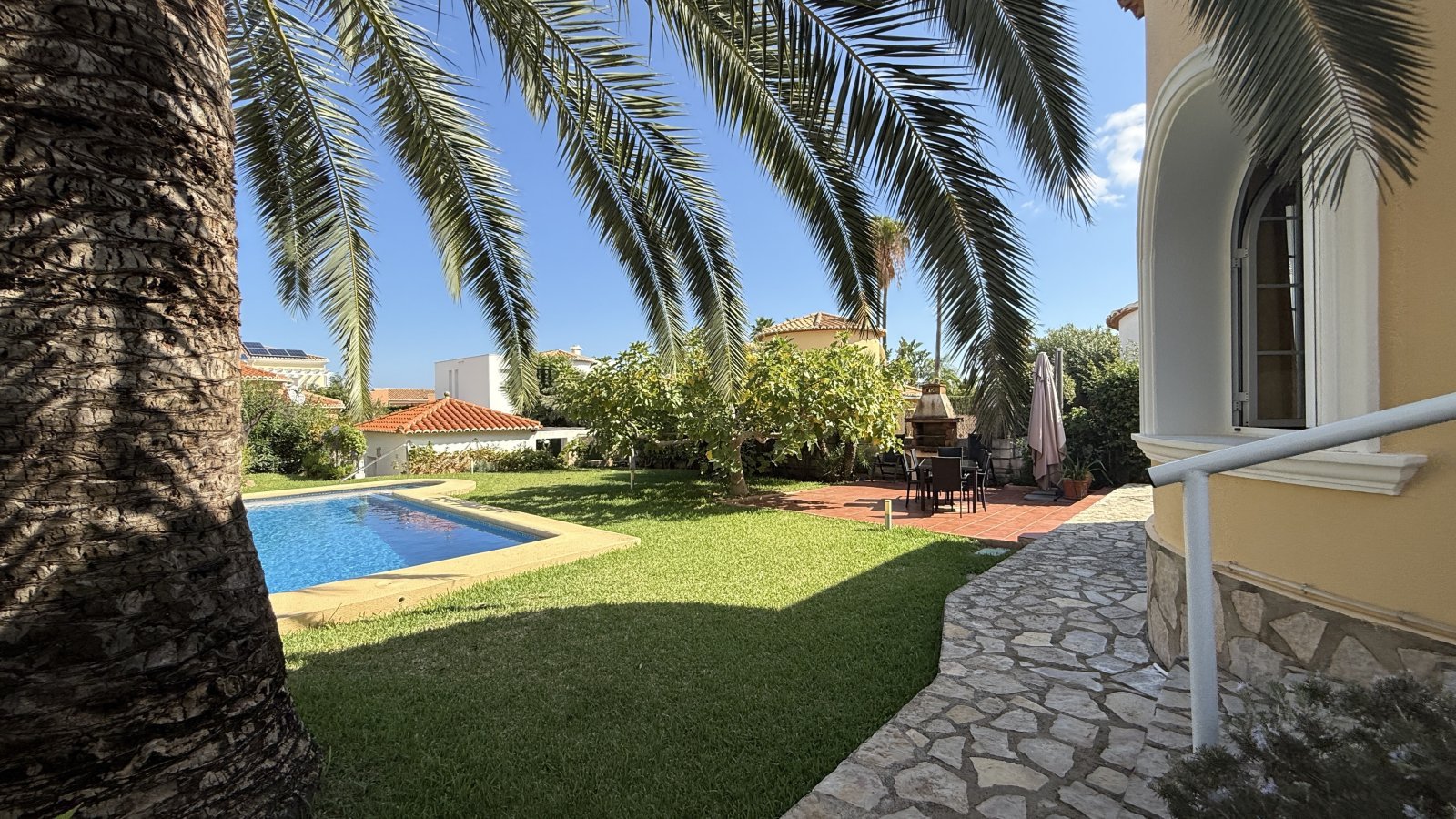 Investment: Einzigartige Villa in Dénia mit traumhaftem Garten, Pool, Heizung und Carport